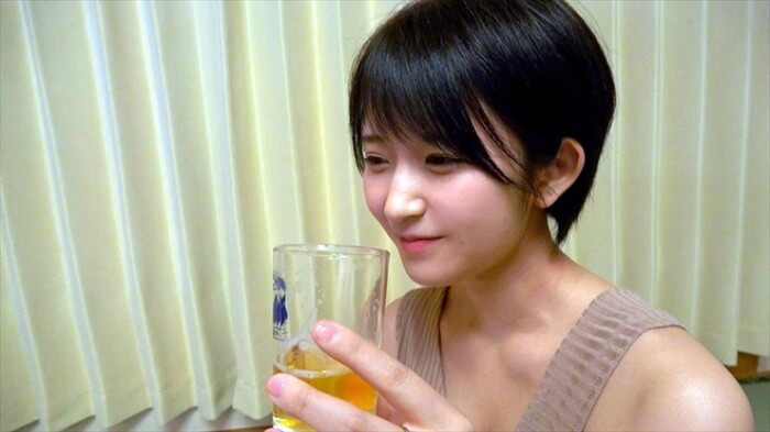 美巨乳ショートカット美少女・深田結梨ちゃんが飲酒でよりスケベに（AV「中出し露天温泉」）